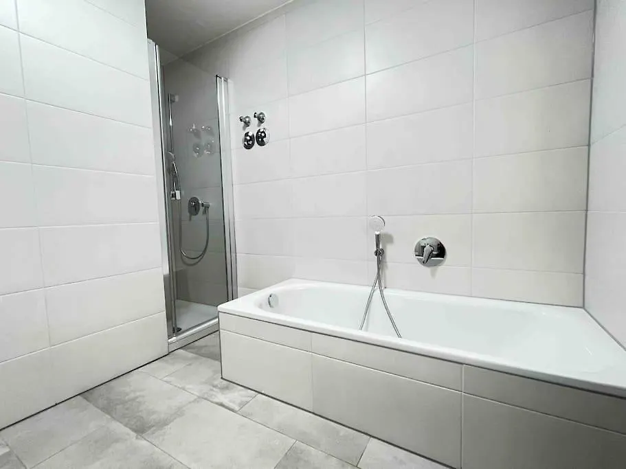 Lap101 - Grosse Moderne Monteurwohnung Uebergangswohnung Lappersdorf  Germany